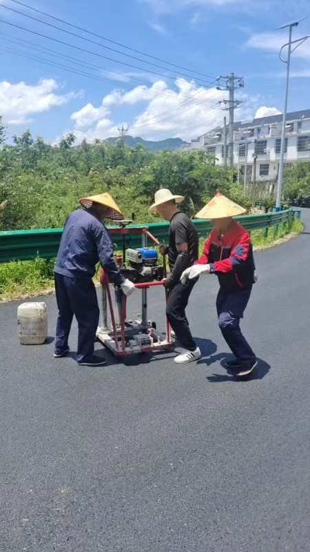 花亭湖村至寺前镇项目上面层试验段取芯