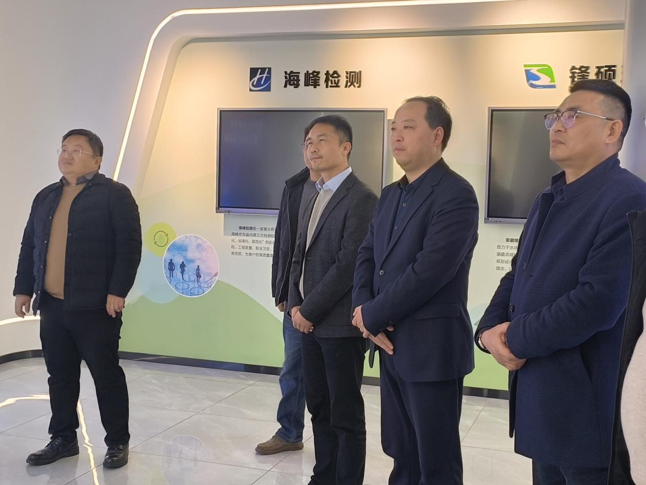 并肩同筑新时代，携手共创新未来